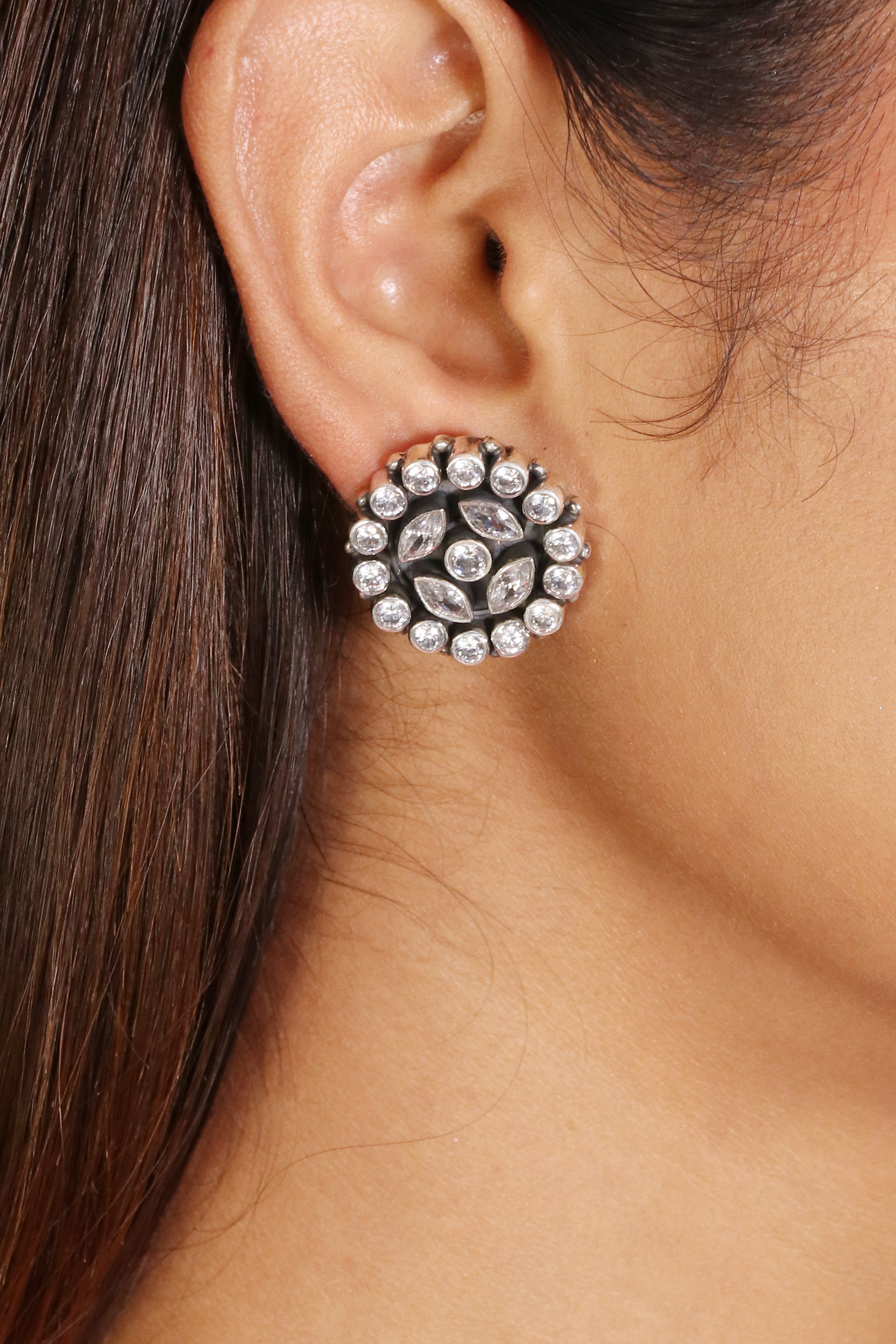 Saadagi Round white earrings image 0